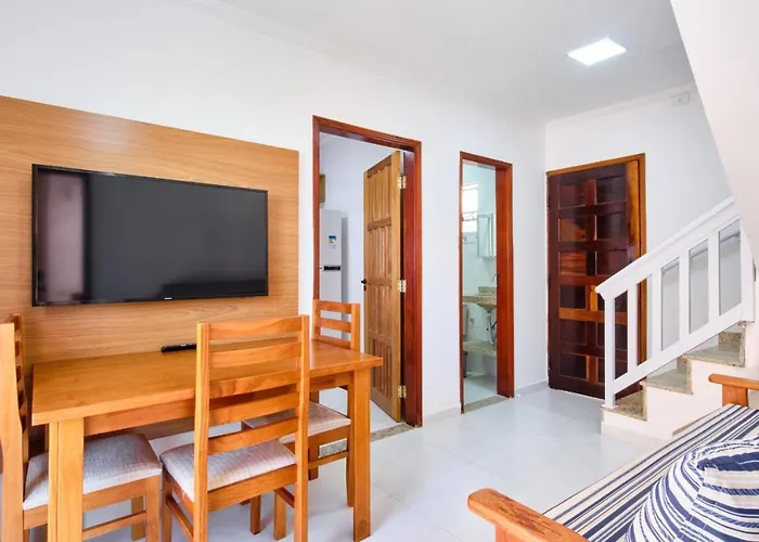 Apartamento bem equipado com ar condicionado e churrasqueira a 100 metros da praia - 02 dormitórios - Edifício Água Viva