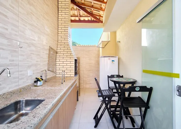 Apartamento bem equipado com ar condicionado e churrasqueira a 100 metros da praia - 02 dormitórios - Edifício Água Viva